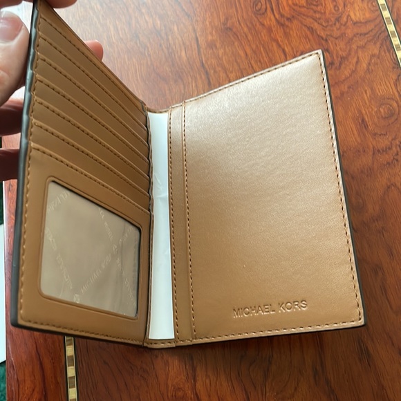 Michael Kors Jet Set Travel Passport Holder Wallet​ New - Picture 4 of 4